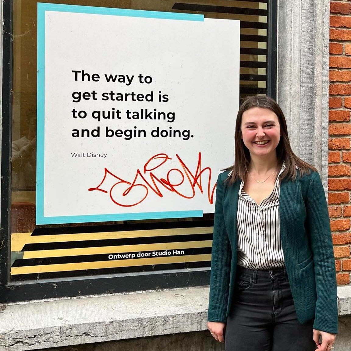   Hanne toont me haar ontwerp bij Studio Start.  