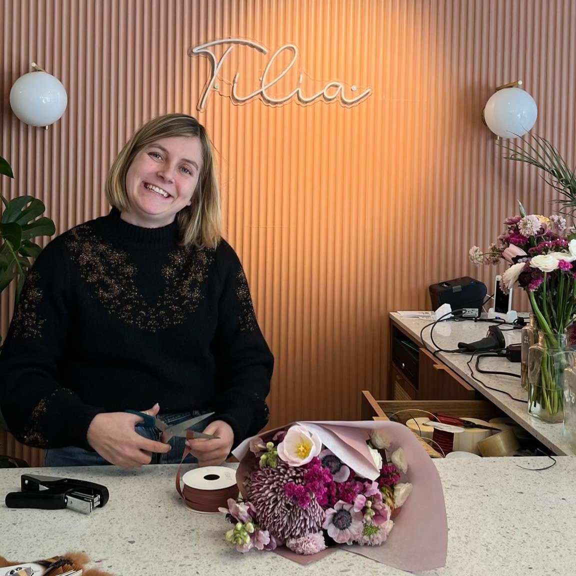   Louise van Tilia Flowers in haar winkel in Wijgmaal.  