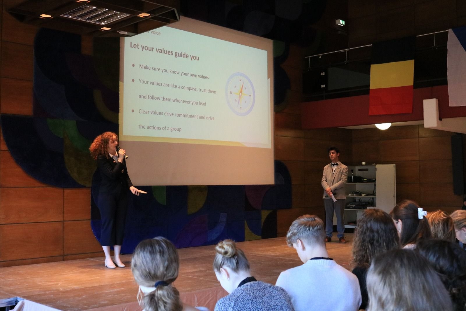  Hanna Tuckett (FIN) and Elian Pergola (BEL) during a presentation. ISLI, Oberwesel. (2023) 