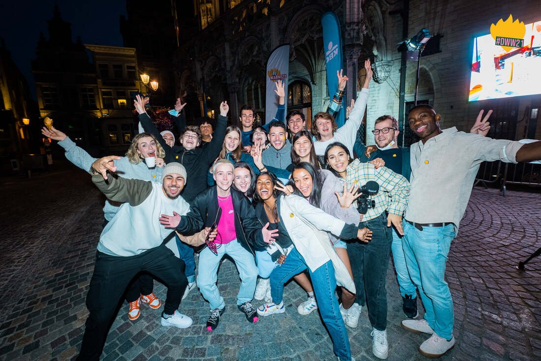  De 21 jongerenambassadeurs van De Warmste Week 2021 tijdens De Warmste Ochtendshow op StuBru en MNM. Grote Markt, Mechelen. Foto Jokko. (2021) 