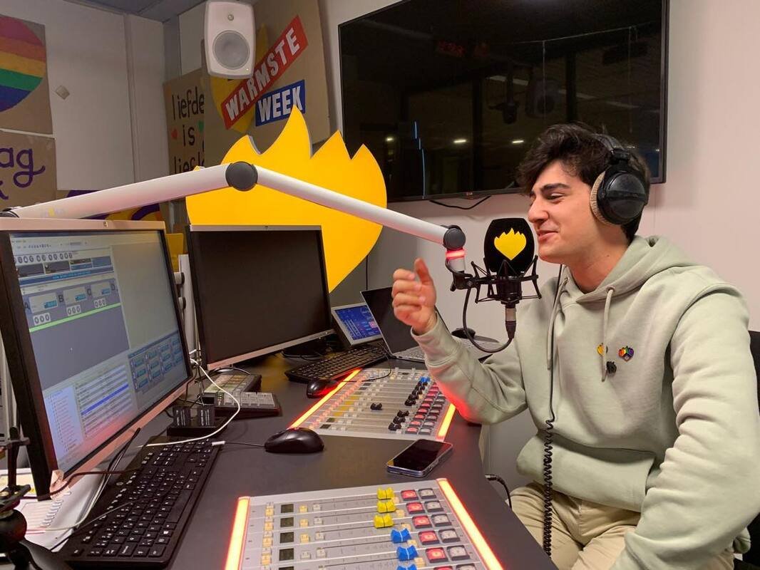  Elian in de MNM-studio voor de opnames van UNLABELED (VRTNU). VRT, Schaarbeek, Brussel. (2021) 