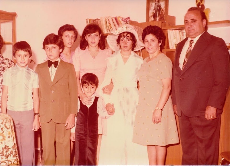   Het gezin 'Pergola-Auria’ (de kinderen links van de vrouw in het wit, Michele Pergola en Agata Auria rechts van de vrouw in het wit). Familie archief, eind jaren 1970.  