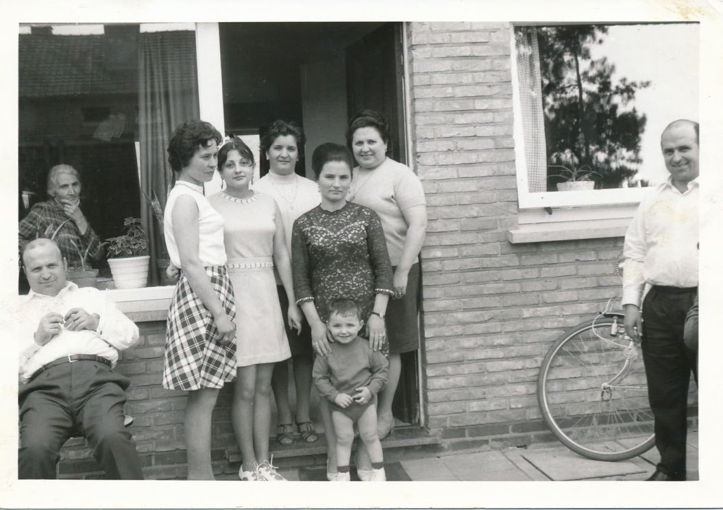   Het straatleven in Houthalen in de Italiaanse gemeenschap. Familie archief, ca. jaren 1970.  