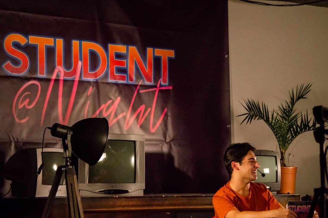  Elian tijdens een opname van de jongerentalkshow Student@Night. De Serre, Hasselt.  @Photographer_Belgium, Joppe Geuens . (2022) 