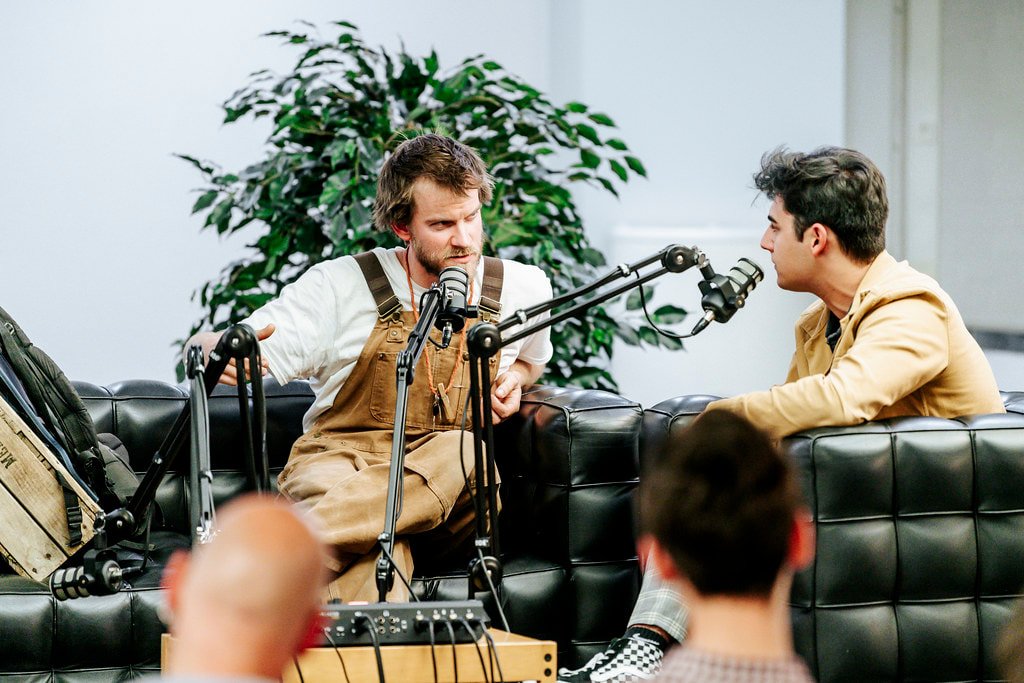  Elian Pergola interviewt Stef Lemmens tijdens Young Faces. Bibliotheek Hasselt. (2022) 