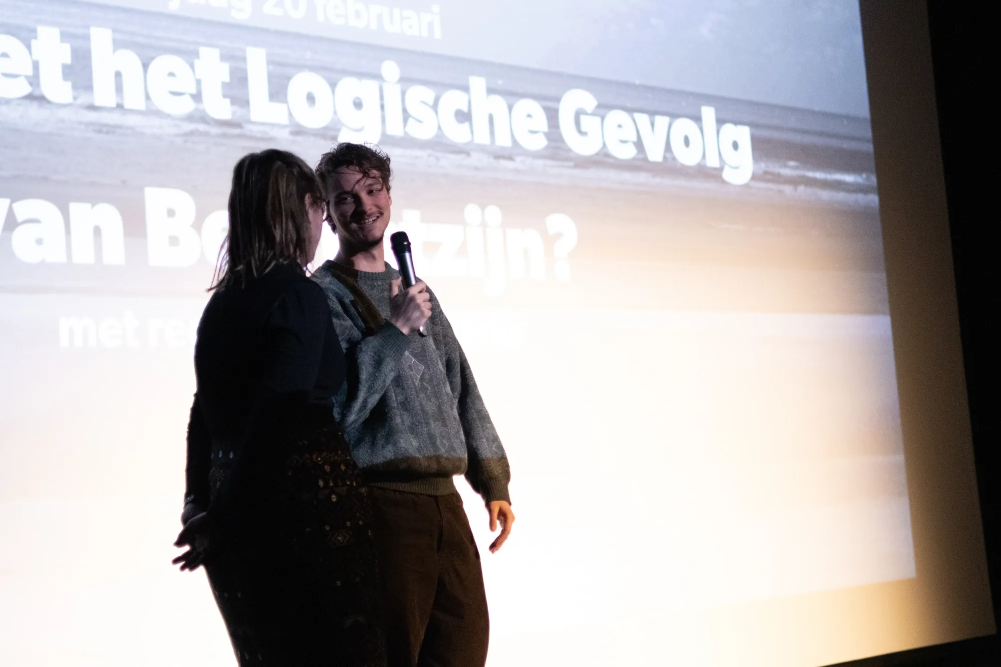 Programmator van Cinema ZED Nathalie Croisiaux (links) stelt enkele vragen aan Artuur Derks